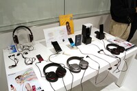 当日会場には初代ウォークマンから「NW-ZX2」まで、各世代のウォークマンの展示とハイレゾ音源の試聴サービスも行われた。