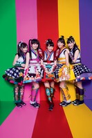 「週刊ビッグコミックスピリッツ」ももいろクローバーZのグラビア。(c)小学館・週刊ビッグコミックスピリッツ