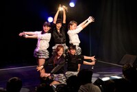 ミラクルマーチによるライブの様子。