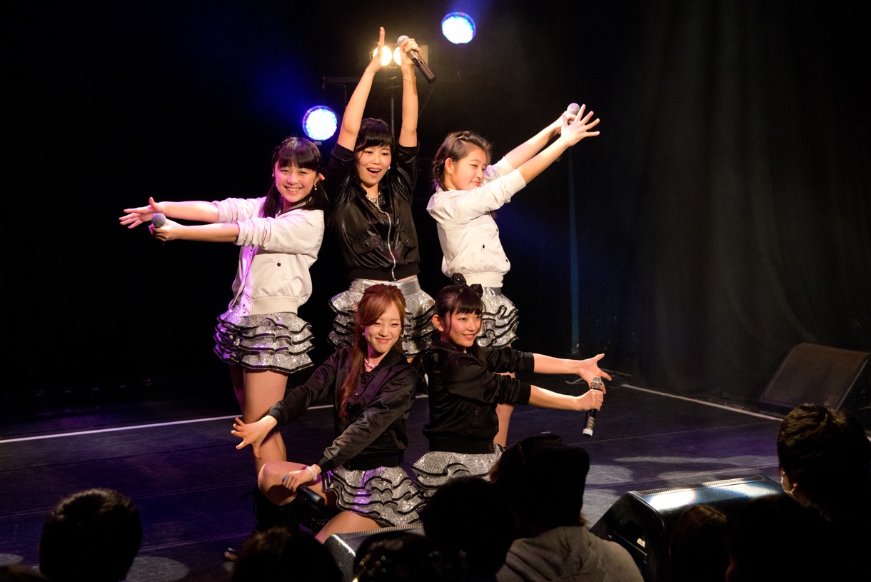 ミラクルマーチによるライブの様子。