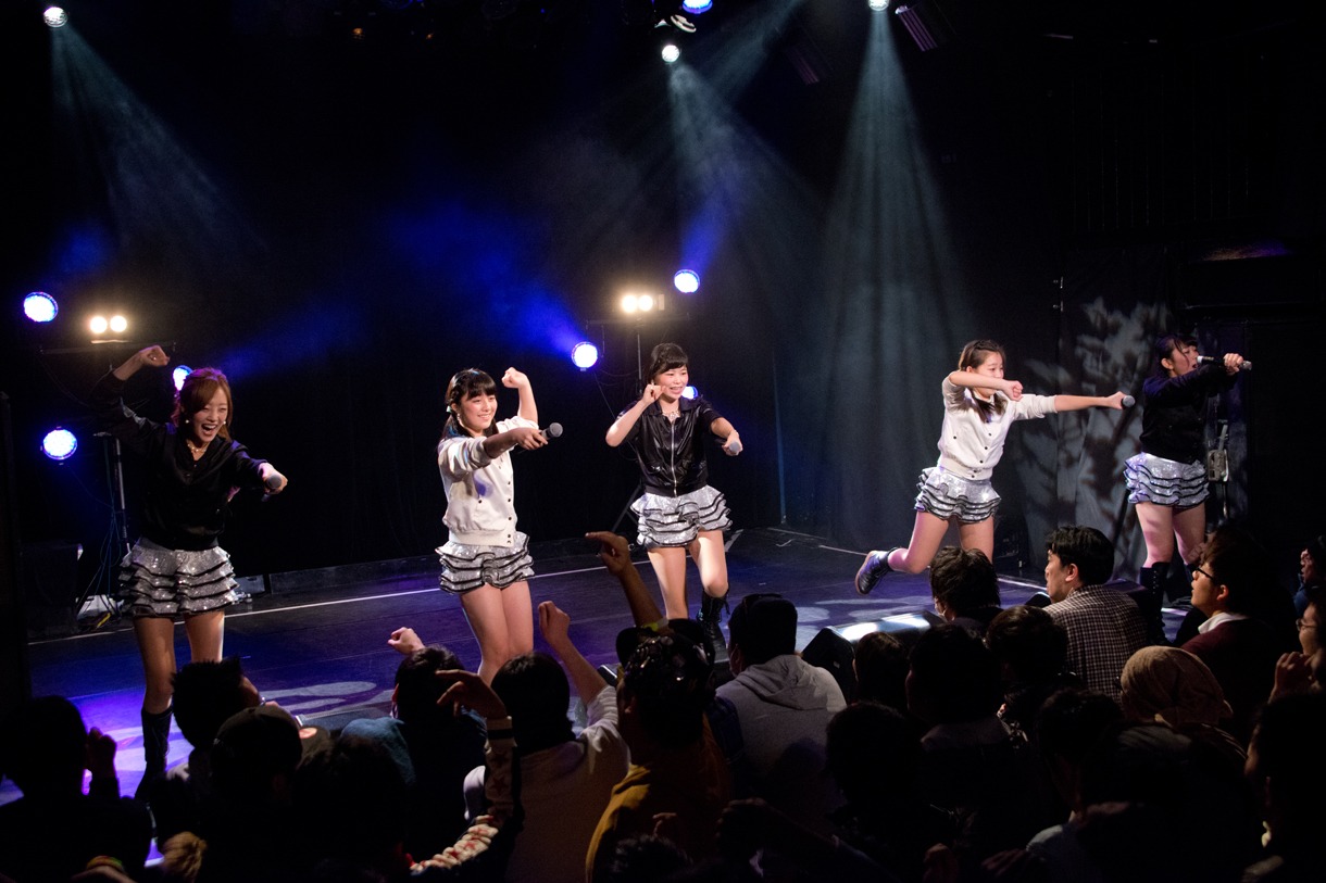 ミラクルマーチによるライブの様子。