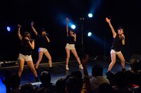 ダイブッ！によるライブの様子。