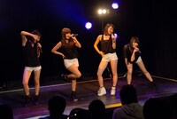 ダイブッ！によるライブの様子。