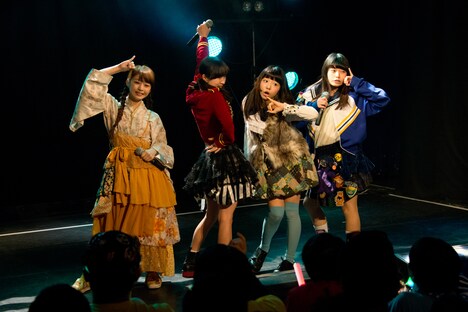 dropによるライブの様子。