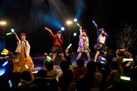 dropによるライブの様子。