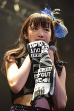 SuGのタオルを持った新井ひとみ（東京女子流）。