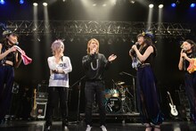 東京女子流メンバーとトークするSuGのChiyu（左から2番目）とyuji（中央）。