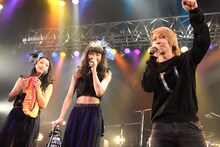 東京女子流メンバーの中でもとりわけ庄司芽生（中央）のファンだというSuGのyuji（右）。