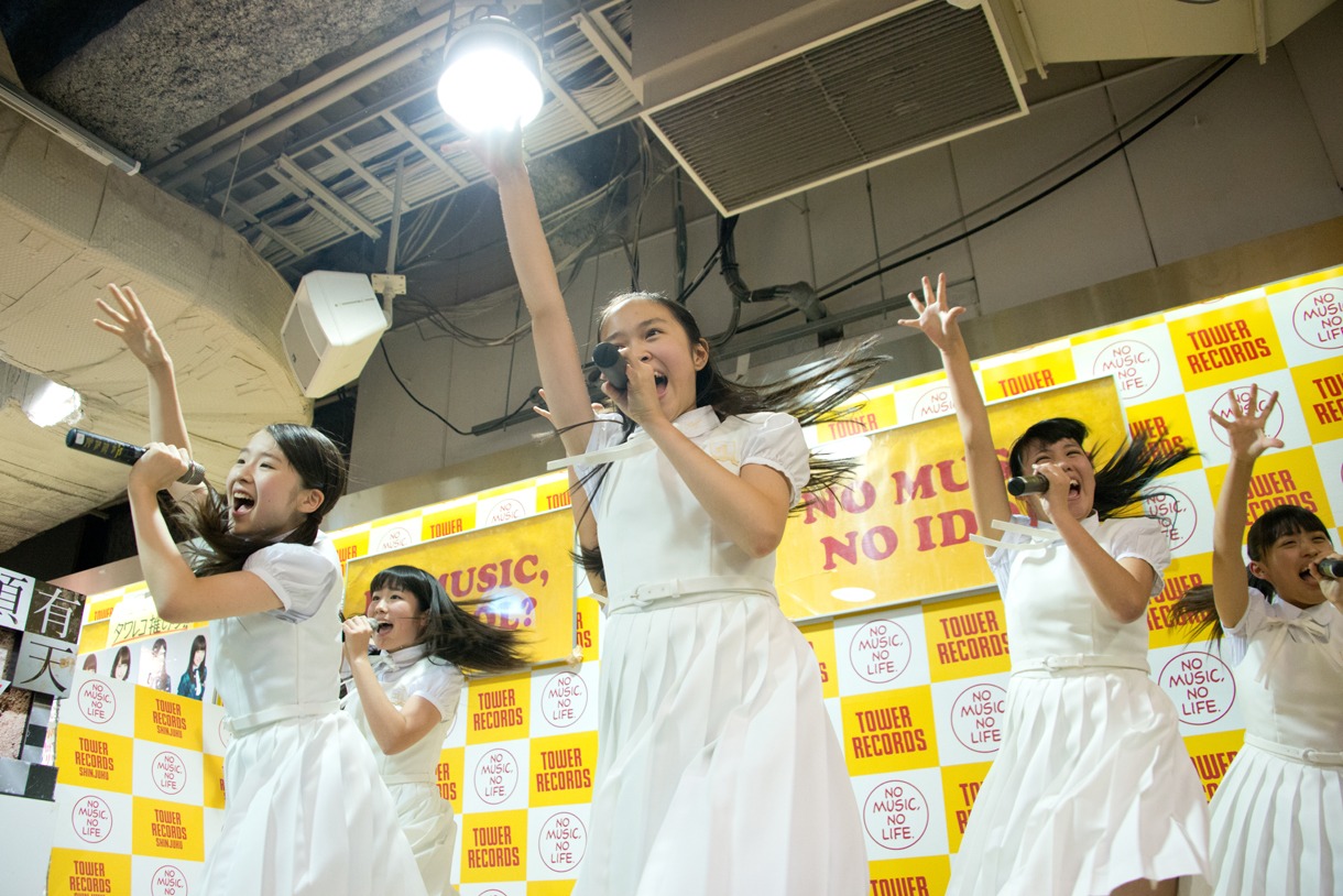 アイドルネッサンスによるインストアイベントの様子。