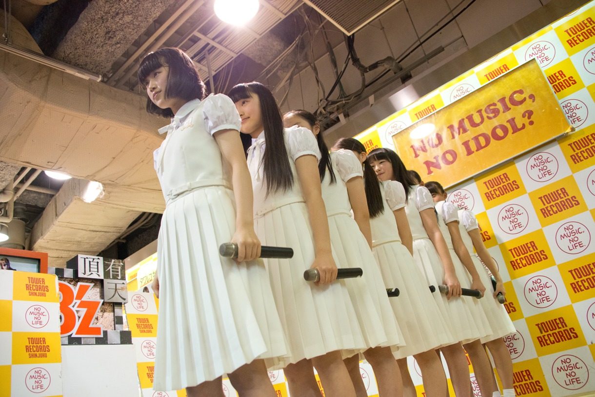 アイドルネッサンスによるインストアイベントの様子。