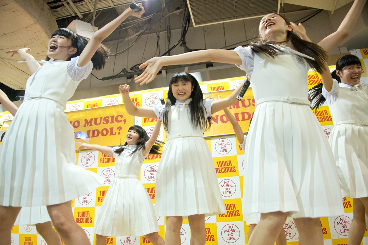 アイドルネッサンスによるインストアイベントの様子。