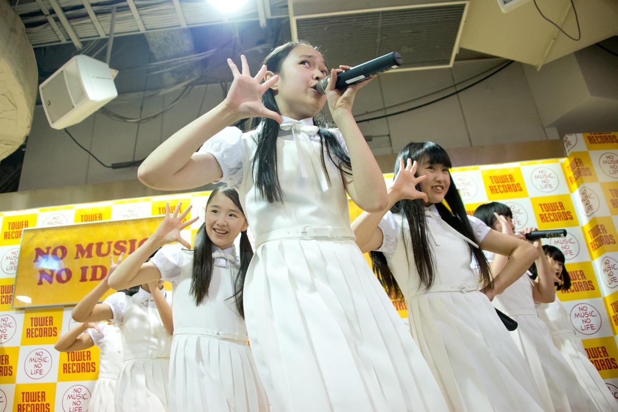 アイドルネッサンスによるインストアイベントの様子。
