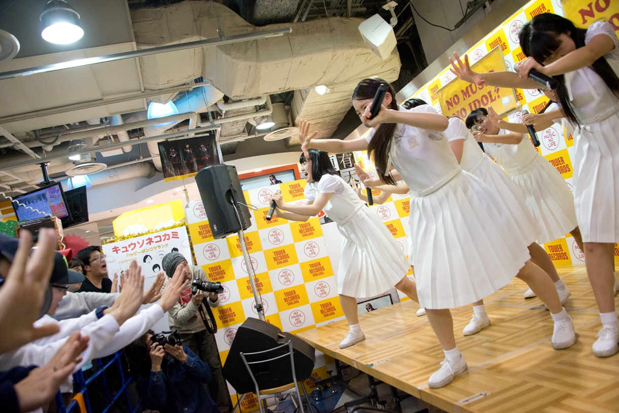 アイドルネッサンスによるインストアイベントの様子。