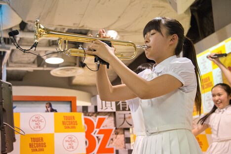 「太陽と心臓」の間奏でトランペット演奏する橋本佳奈。