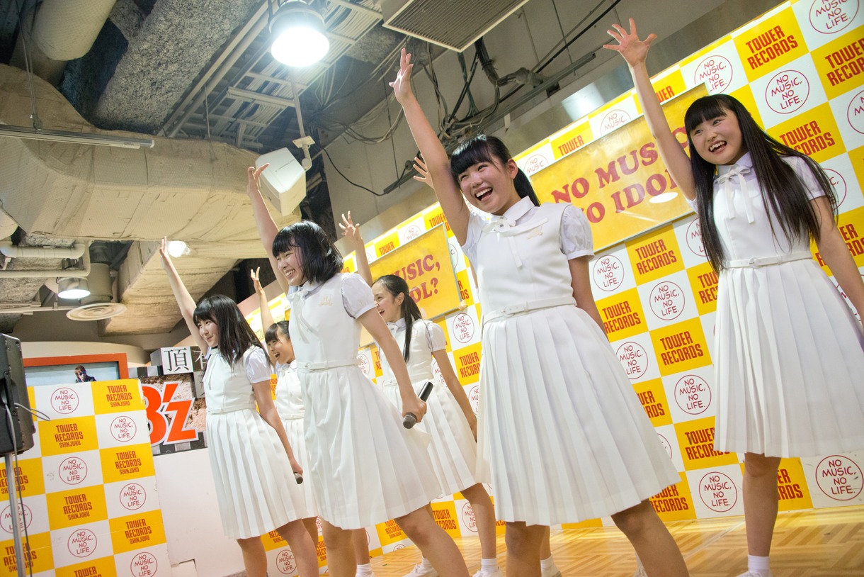 アイドルネッサンスによるインストアイベントの様子。