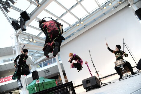 カスタマイZ「真冬の弾丸ぶっちぎりツアー!!!! “かっ飛び×Crusher”」神奈川・ラゾーナ川崎プラザ ルーファ広場 グランドステージ公演の様子。