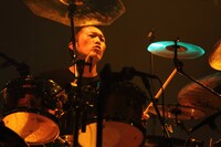 櫻井雄一（Dr）（撮影：オオタシンイチロウ）