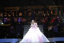 「NHK紅白歌合戦」で着用した衣装で歌うMay J.。