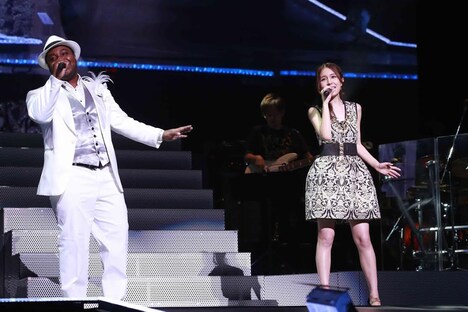 May J.（右）とゲスト出演したクリス・ハート（左）。