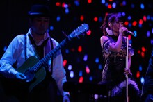 水樹奈々「NANA MIZUKI LIVE THEATER 2015 -ACOUSTIC-」の様子。（Photo by hajime kamiiisaka）