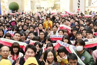 東京・イオンモールむさし村山で開催された「『瞳』リリース記念イベント」の様子。