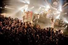 「PUNISHER'S NIGHT 2015」Zepp Nagoya公演でのTOTALFATのライブの様子。（撮影：浮多月）