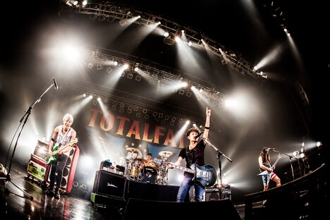 「PUNISHER'S NIGHT 2015」Zepp Nagoya公演でのTOTALFATのライブの様子。（撮影：浮多月）