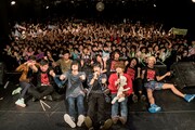 「MASH A&R presents MASHROOM 2015」参加者の集合写真。（撮影：釘野孝宏）