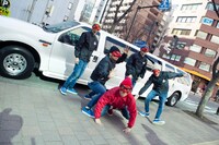 白塗りのリムジンで調印式に登場したthis is not a business。