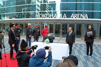 鼻で契約書に捺印するthis is not a business。