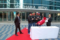 鼻で契約書に捺印するthis is not a business。