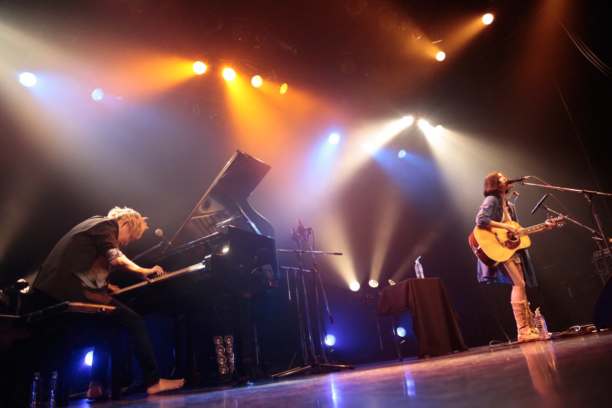 「植田真梨恵LIVE OF LAZWARD PIANO -青い廃墟」大阪・BIGCAT公演の様子。