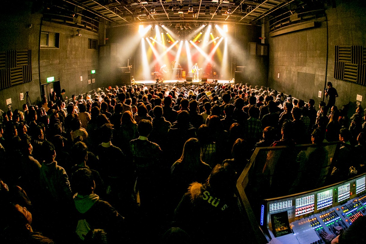 「植田真梨恵LIVE OF LAZWARD PIANO -青い廃墟」大阪・BIGCAT公演の様子。