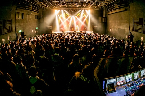 「植田真梨恵LIVE OF LAZWARD PIANO -青い廃墟」大阪・BIGCAT公演の様子。