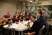 「スキマから聴こえてくるラジオSPECIAL～ドラマーだョ！なるべく全員集合！2015～」収録現場の様子。