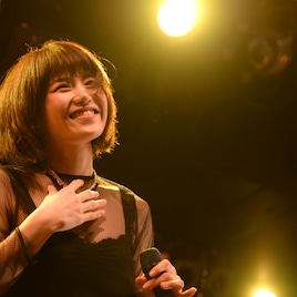 泉彩世子、決意の初ワンマンで16曲熱唱し新たな第一歩