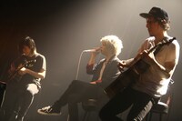 左からTeru（G）、Hiro（Vo）、Sho（G）。（Photo by kohei suzuki）