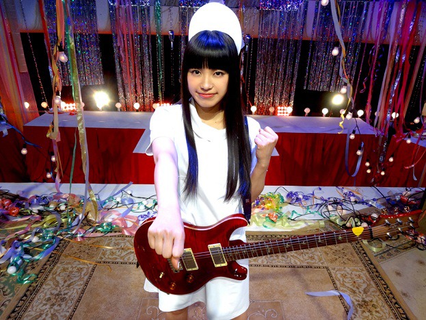 「fighting-φ-girls」のビデオクリップで白衣姿を披露するmiwa。