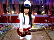 「fighting-φ-girls」のビデオクリップで白衣姿を披露するmiwa。