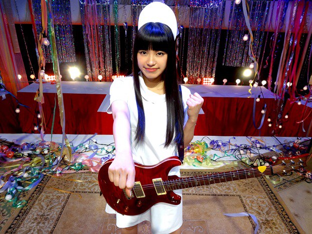 「fighting-φ-girls」のビデオクリップで白衣姿を披露するmiwa。