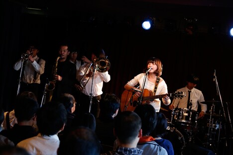 沖ちづる「1st mini album『はなれてごらん』リリースツアーファイナルワンマン 君と遠く」昼公演の様子。（撮影：木村泰之）