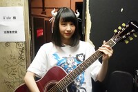 Epiphoneのアコースティックギターを持ったまなこ。