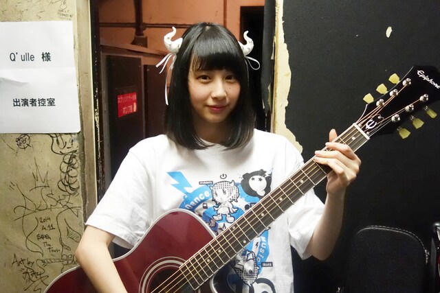 Epiphoneのアコースティックギターを持ったまなこ。