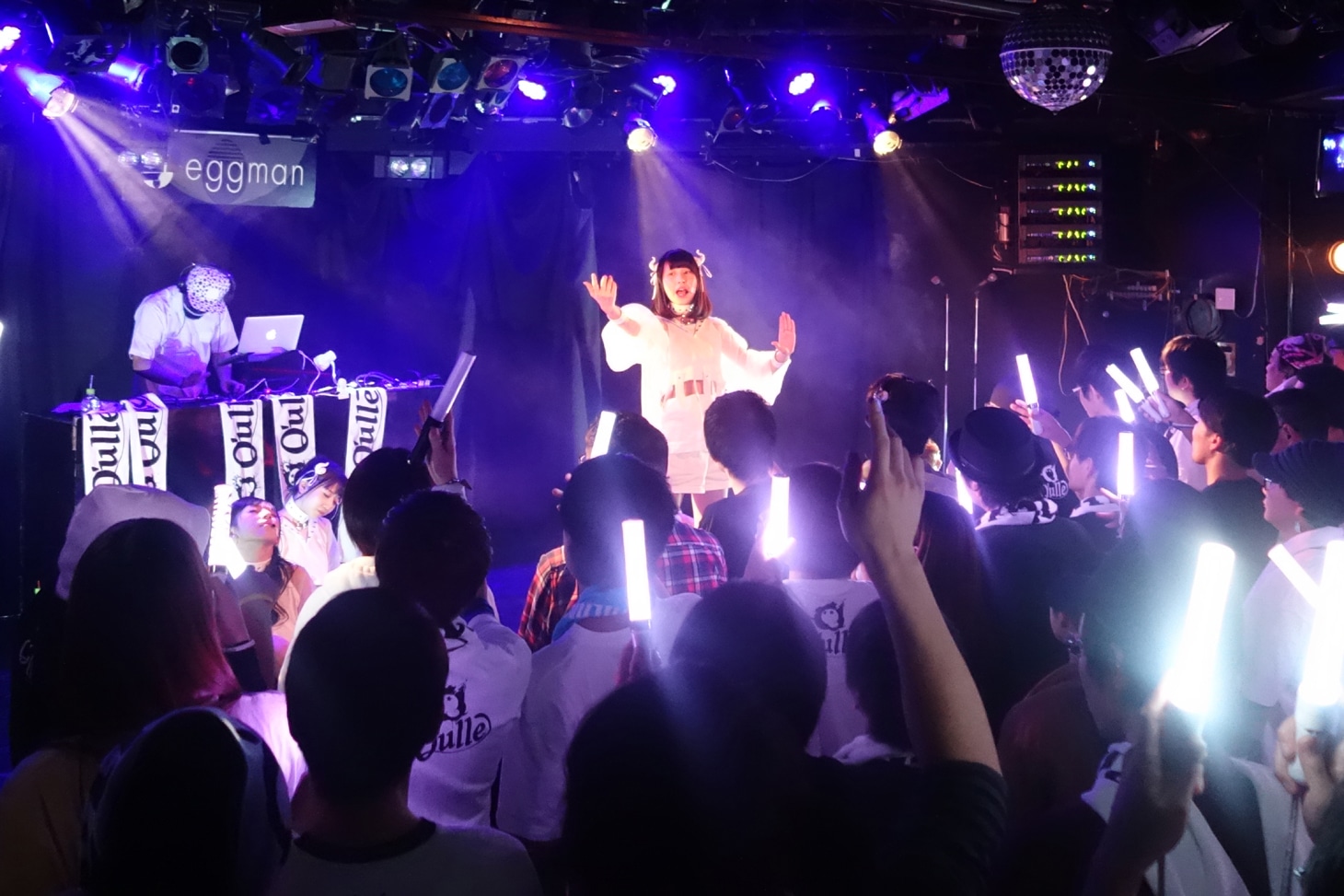 Q'ulleの東京・Shibuya eggman公演の様子。