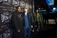 「Guitar Center's Drum-Off Finals」のライブ前に、“ブラックカーペット”上でのフォトセッションに応じたスティーヴ・ジョーダンと奥田民生。 (Photo by Mayumi Nashida)