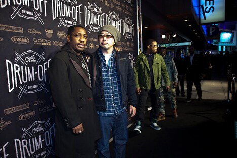 「Guitar Center's Drum-Off Finals」のライブ前に、“ブラックカーペット”上でのフォトセッションに応じたスティーヴ・ジョーダンと奥田民生。 (Photo by Mayumi Nashida)