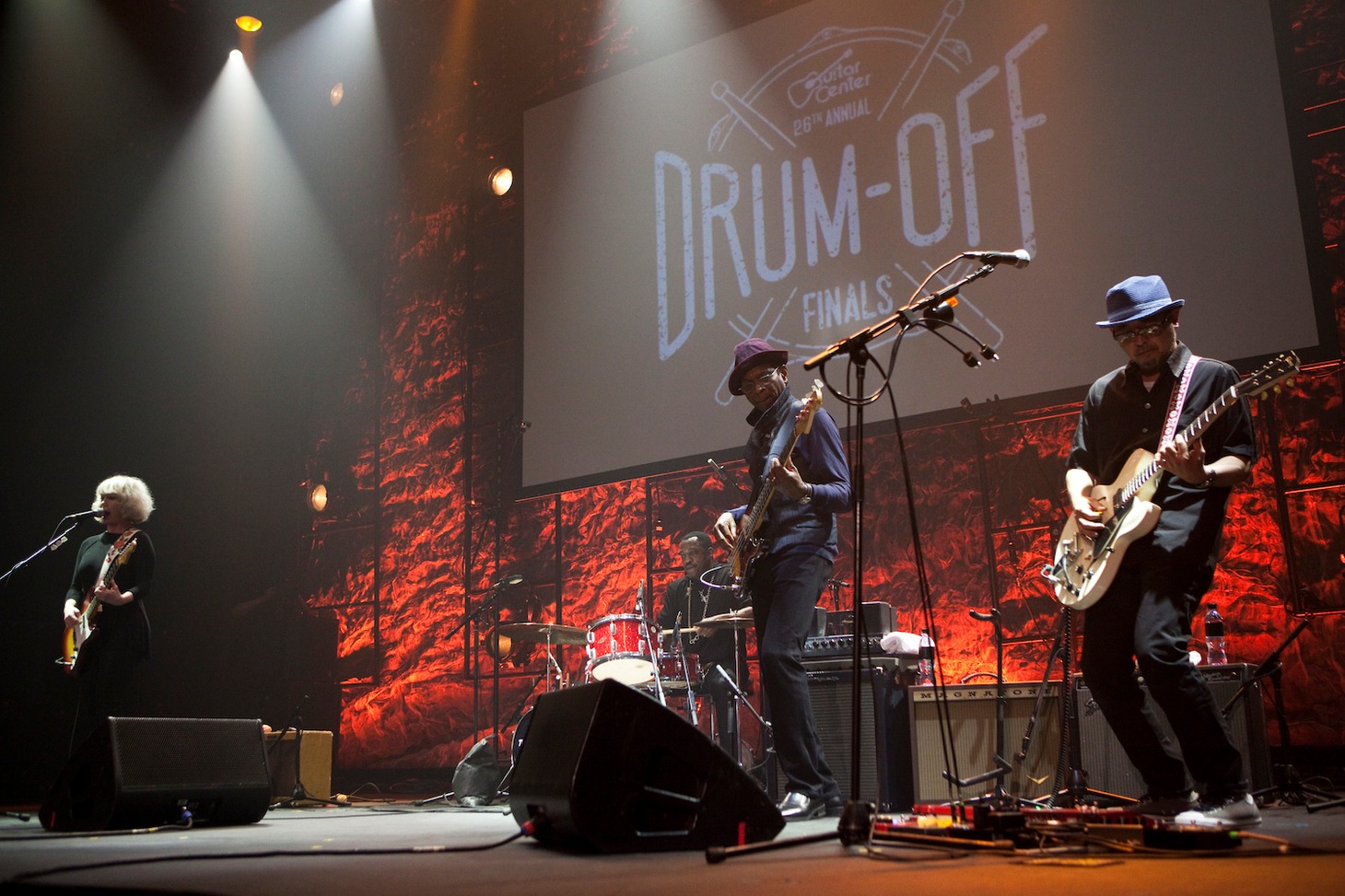 「Guitar Center's Drum-Off Finals」でパフォーマンスを披露するThe Verbs。 (Photo by Mayumi Nashida)