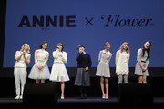 「TOMORROW～しあわせの法則～」オーディションで選ばれたベスト・パフォーマー（中央）と合唱するFlower。