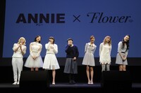 「TOMORROW～しあわせの法則～」オーディションで選ばれたベスト・パフォーマー（中央）と合唱するFlower。