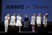「TOMORROW～しあわせの法則～」オーディションで選ばれたベスト・パフォーマー（中央）と合唱するFlower。